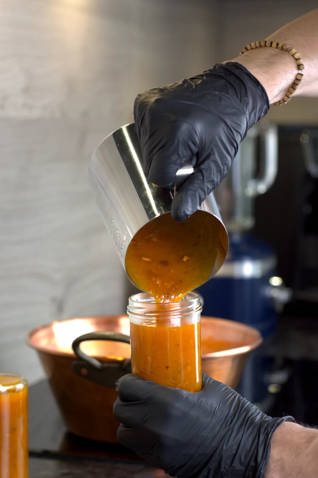 remplissage-pot-confiture-artisanale-3